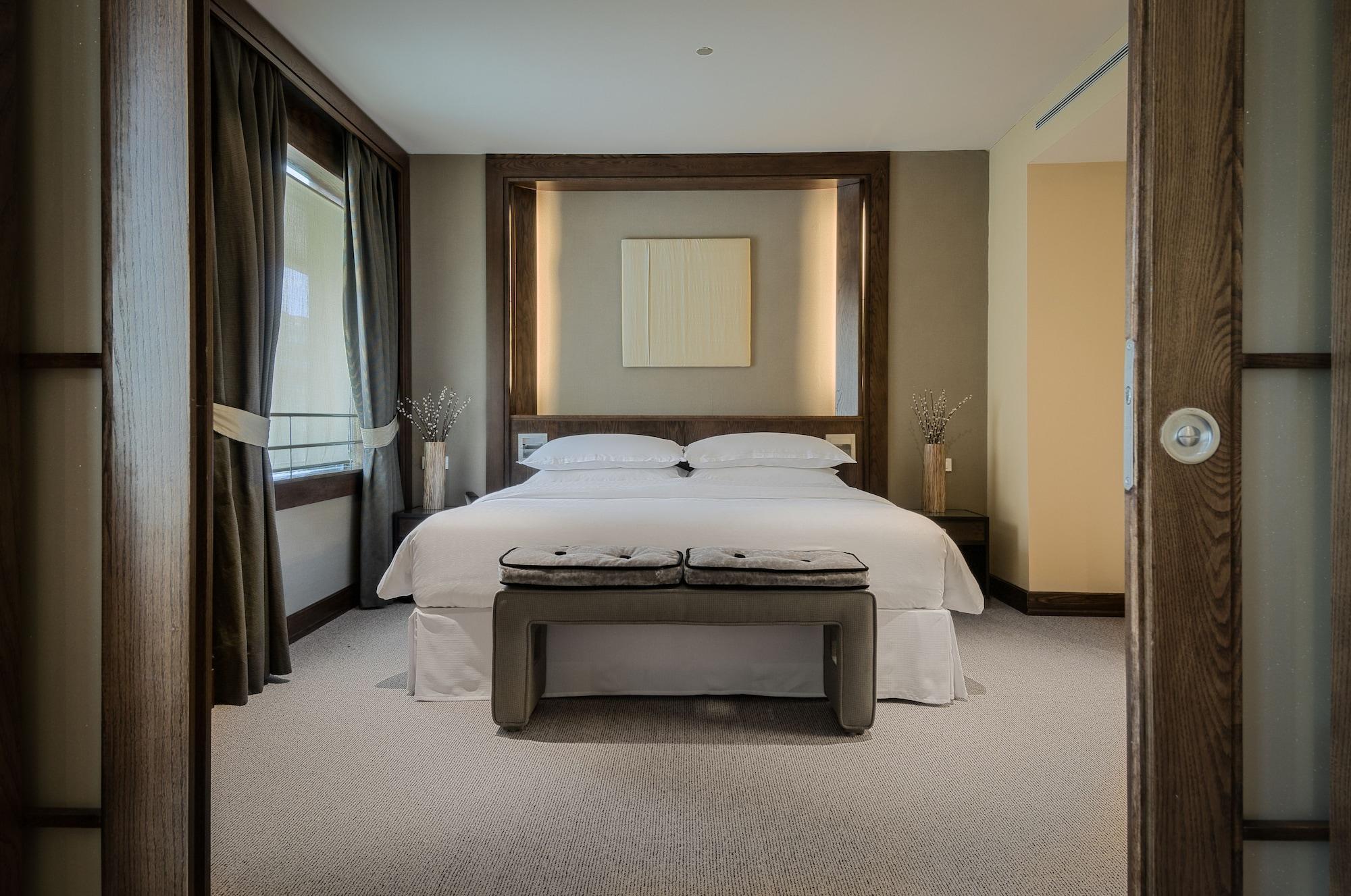 Eurostars Suites Mirasierra Мадрид Екстер'єр фото A bedroom at the Mandarin Oriental, Munich