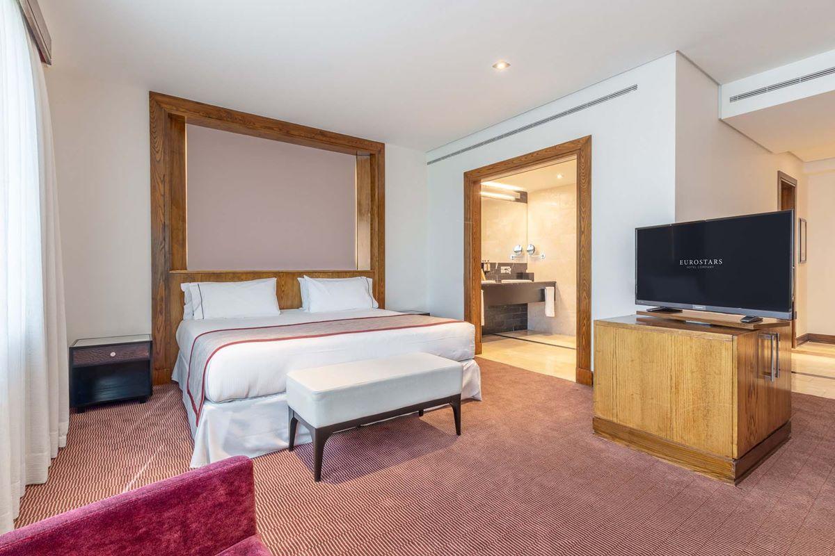 Eurostars Suites Mirasierra Мадрид Екстер'єр фото A bedroom at the hotel