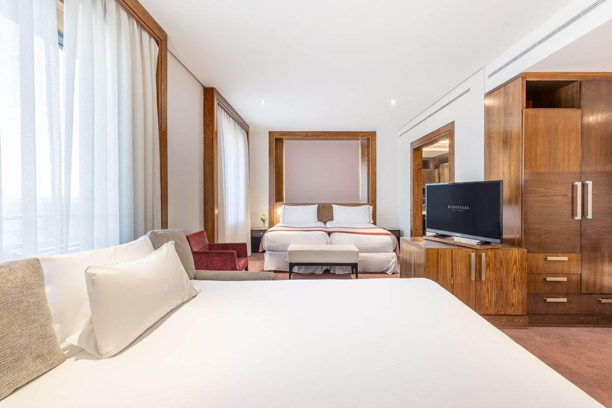 Eurostars Suites Mirasierra Мадрид Екстер'єр фото A bedroom at the hotel