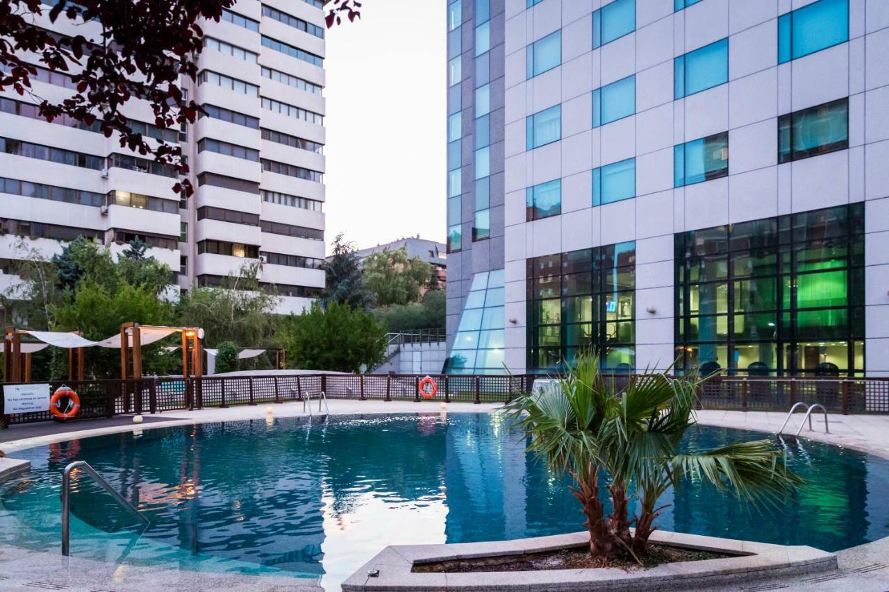 Eurostars Suites Mirasierra Мадрид Екстер'єр фото The pool at the hotel